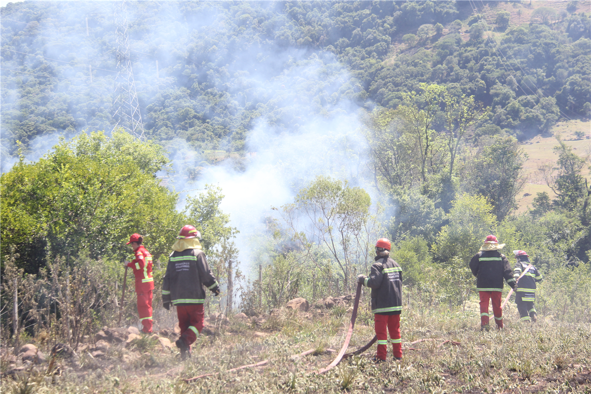 Bombeiros Voluntários de Nova Palma e Faxinal combatem incêndio em mata 