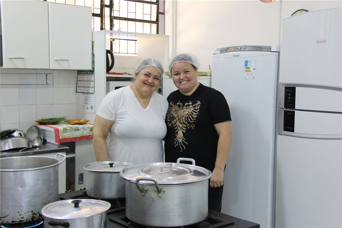 Merendeiras escolares: O papel essencial na alimentação e convivência com os alunos