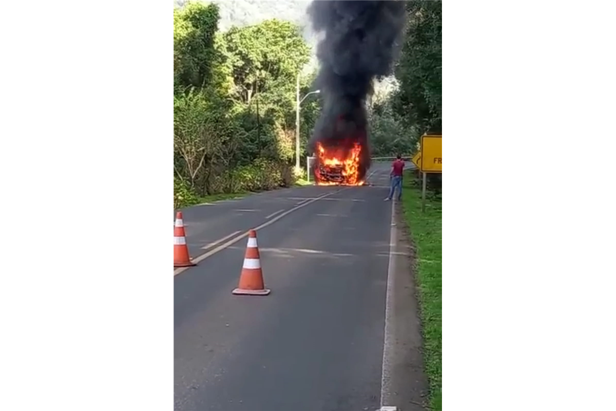 Ônibus pega fogo próximo ao perímetro urbano de Silveira Martins
