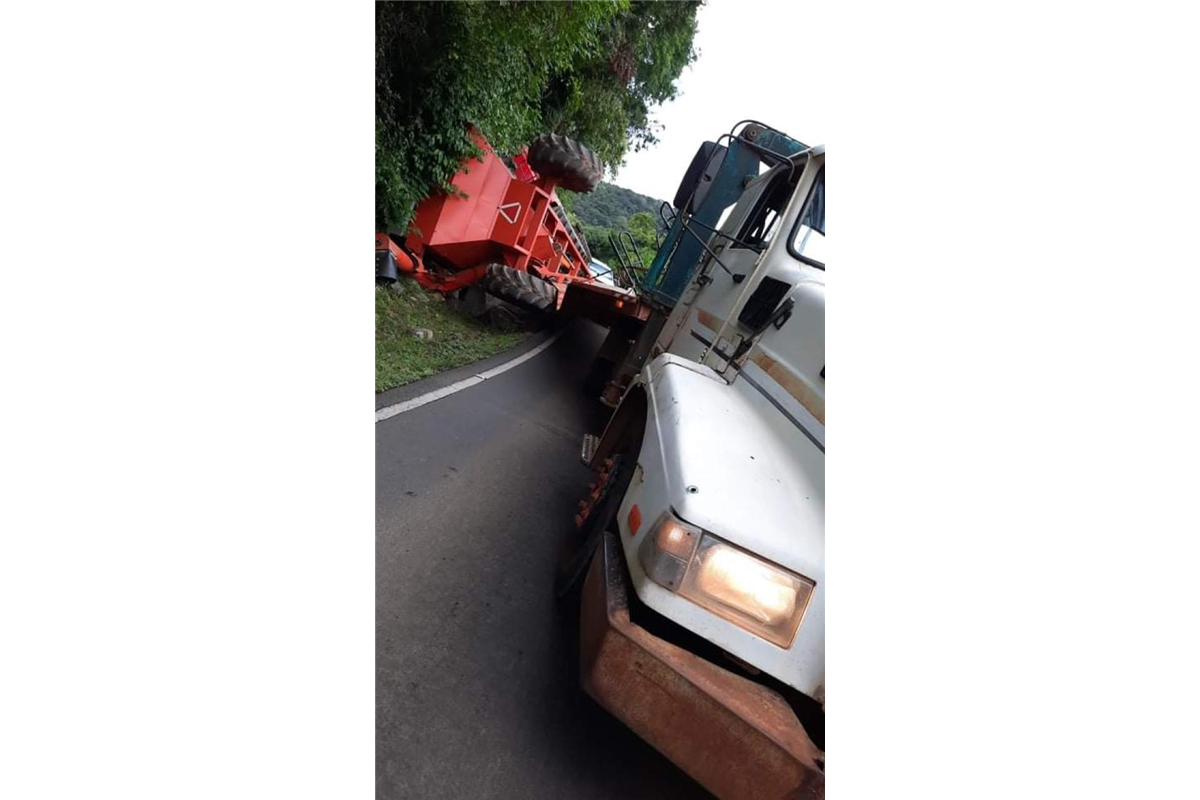 Acidente com caminhão-prancha causa danos materiais em Silveira Martins
