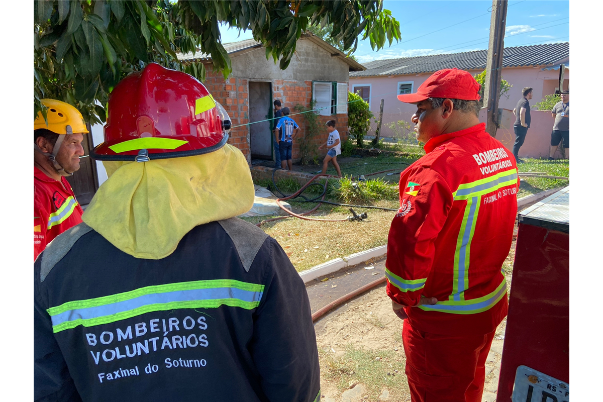 Bombeiros Voluntários controlam incêndio em residência