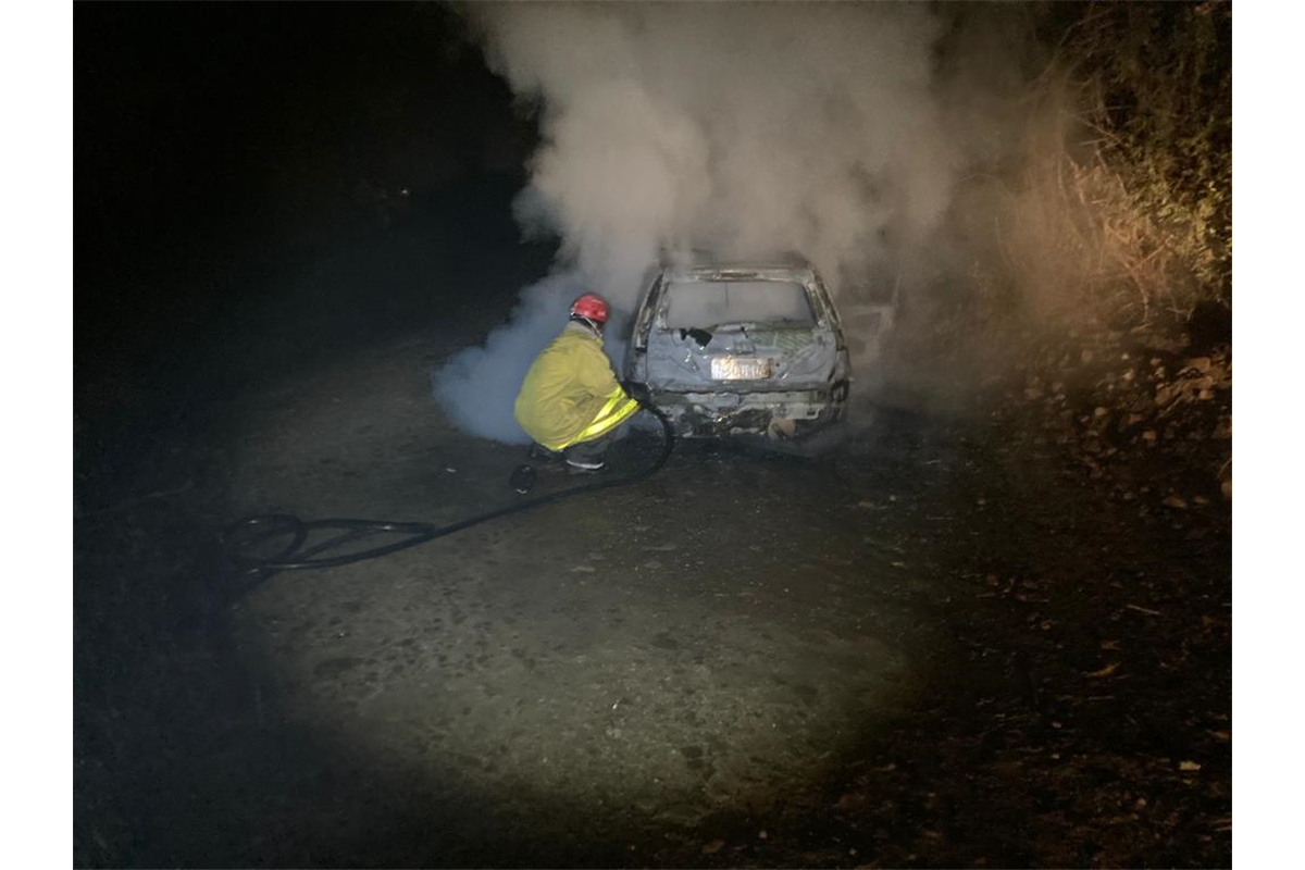 Veículo é consumido pelas chamas no interior de Faxinal